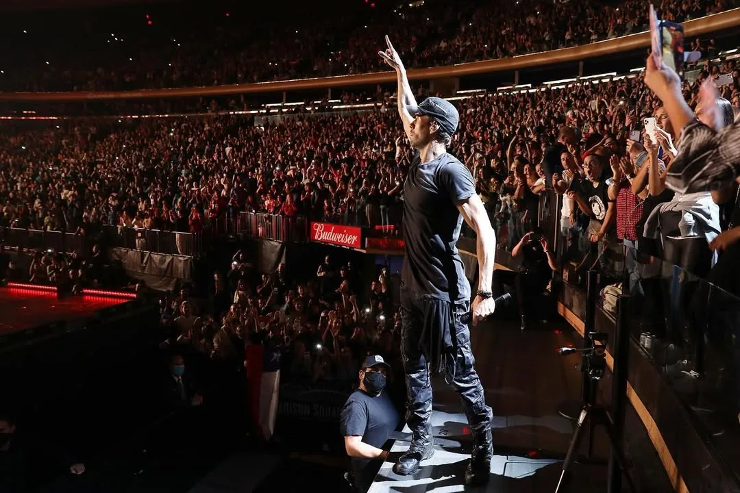 Mujer se enamora de Enrique Iglesias Falso