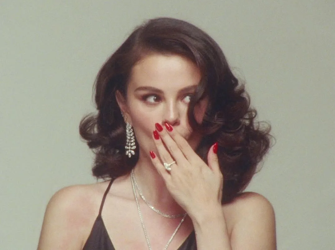 Cuando Selena Gomez Dice «No Puedo Más» Y las Alitas Siguen Picando