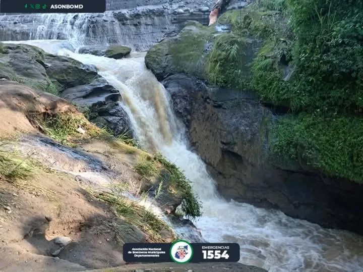 Desesperada Búsqueda de Madre  y su Hija Arrastradas por Río