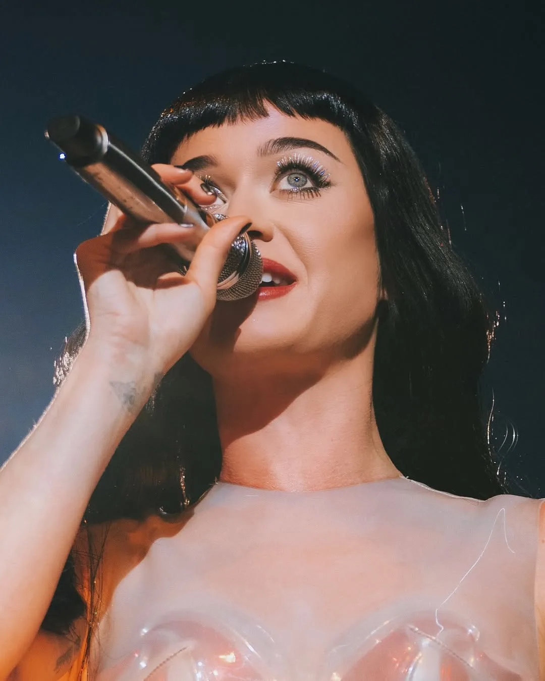Katy Perry detiene concierto para confrontar a fan por mensajes a Orlando Bloom