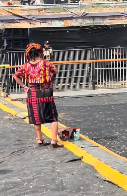Asistente Cautiva con su Traje Típico en Empire Music Fest