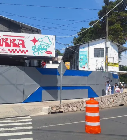 Cierre sorpresivo de negocios en la entrada de la USAC genera indignación