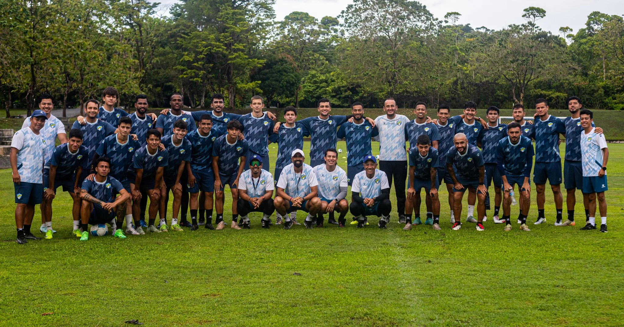 Comunicaciones revela sus nuevas equipaciones Adidas