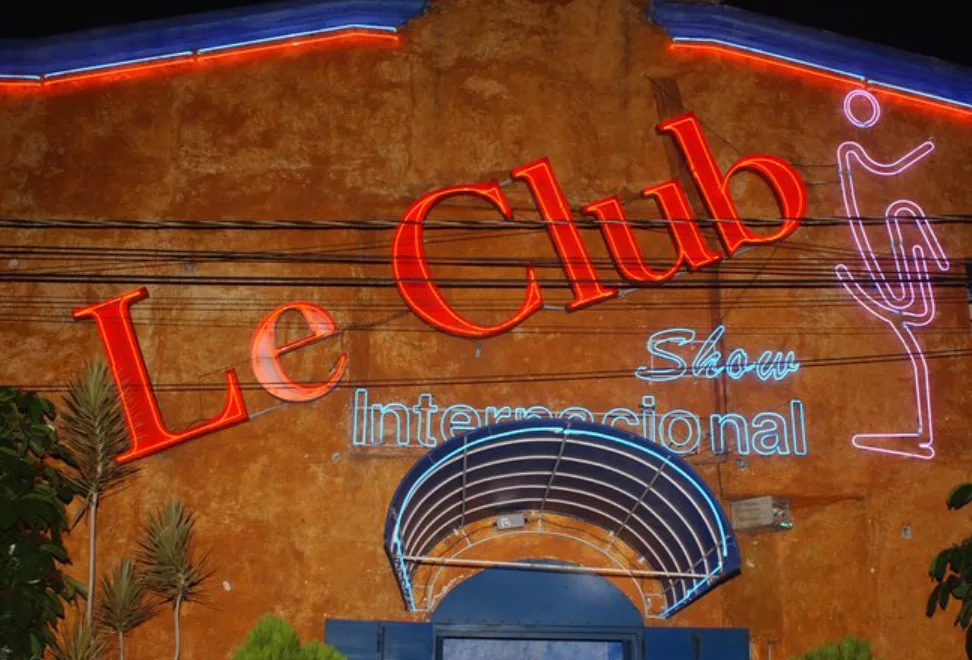 Fotos de operativos en bares encienden las redes