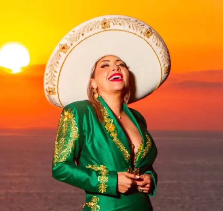 Cantante se le olvida el Himno Nacional Mexicano