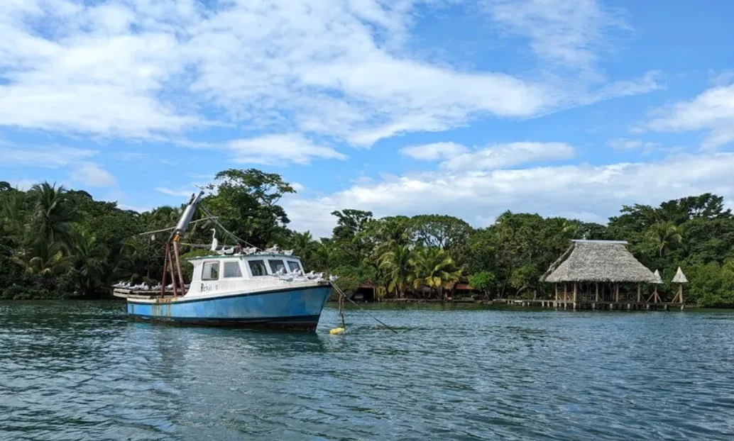 Accidente en Río Dulce vuelca una lancha