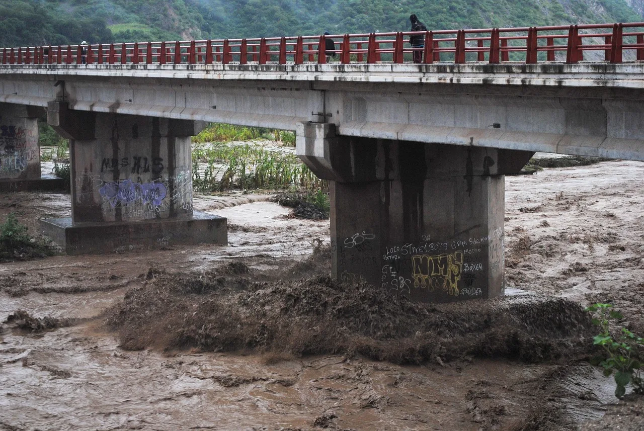 Señorita es arrastrada por correntada
