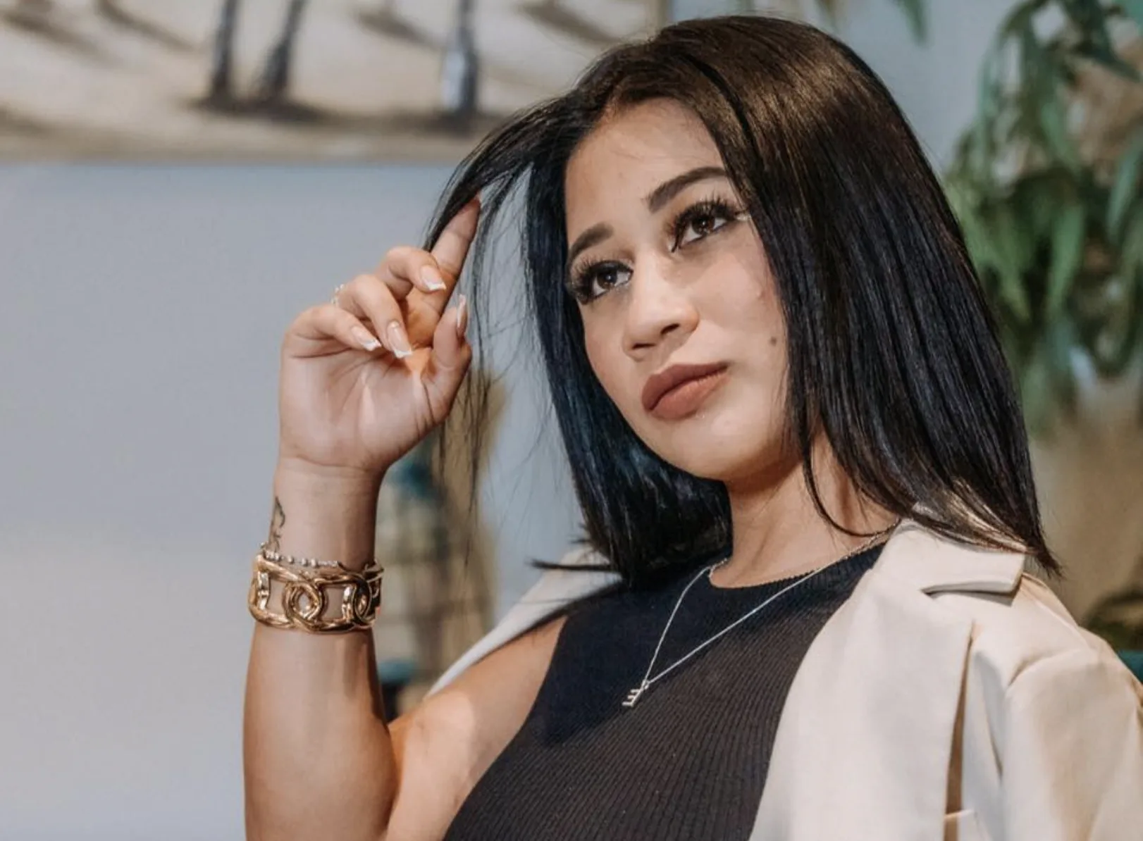 «Papi Dame Leche»: Esme La Chapina desata la controversia con su nuevo video musical