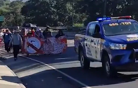ULTIMA HORA: Caminata de maestros avanza hacia la capital